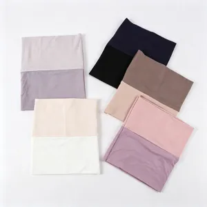 Vue détaillée d'un foulard large bicolore extensible en modal et bonnet respirant.
