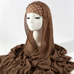 Détail de hijab en résille à pois marron et bandeau assorti, tissu léger respirant.