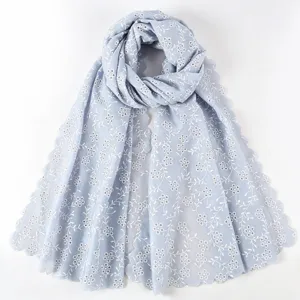 Mujer bufanda larga bordada de algodón azul claro elegante patrón floral chal sol