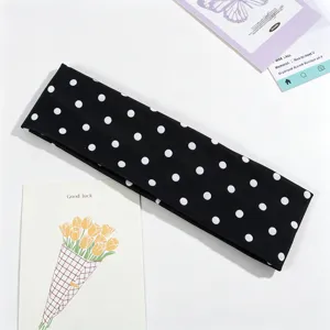 Bandeau élastique large à pois noirs et blancs, accessoire de cheveux tendance et élégant.