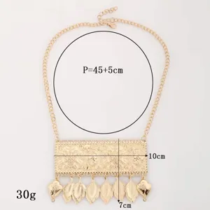 Collana con frange in metallo dorato con pendente rettangolare inciso e foglie pendenti.
