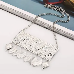 Collana girocollo statement rettangolare in metallo argentato con ciondoli a foglia donna.