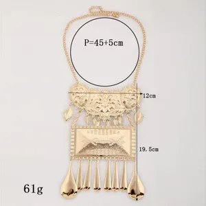 Collana con bavaglino in metallo dorato con incisioni e pendenti a goccia e foglia.