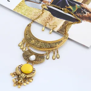 Vintage Boho Gold Statement Halskette und Ohrring Set mit Stierkopf und gelbem Stein.