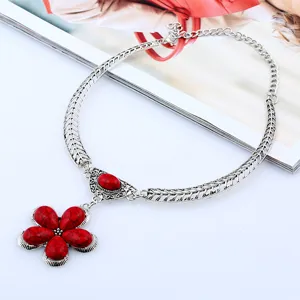 Vintage silberfarbene hohle Choker Halskette mit rotem rissigen Stein Blumenanhänger.