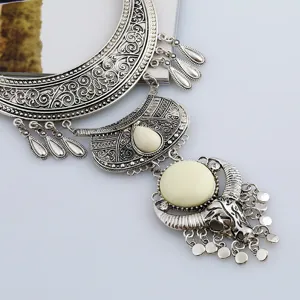 Detailansicht der Vintage Metall Stierkopf Anhänger Halskette mit kunstvollem Blumenmuster
