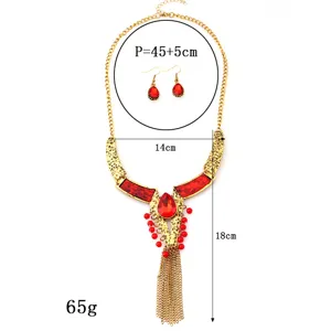 Details der goldenen Vintage Rot-Edelstein Quaste Halskette mit Ohrringen Set.