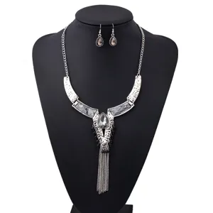 Vintage europäischer Stil Silberkette Quaste Strass Halskette Ohrringe Schmuckset