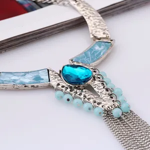 Nahaufnahme Detailansicht der Vintage Boho Fransen Edelstein Halskette mit blauen Steinen.