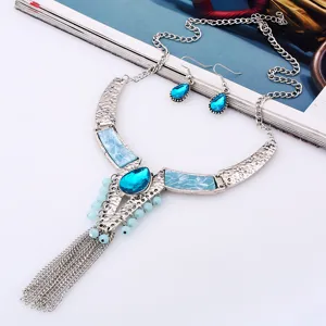 Silberfarbenes Vintage Statement-Ketten-Set mit blauen Kristallen und feinen Quasten.
