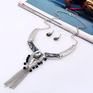 Vintage silberne Statement Halskette Quaste Ohrringe Set Modeschmuck Detailansicht