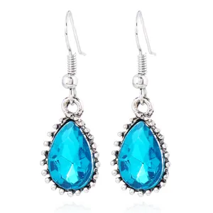 Vintage tropfenförmige blaue Kristall Ohrhänger Detailansicht, eleganter Silberschmuck.