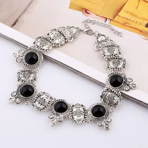 Statement choker halsketting in vintage stijl met zwarte stenen en strass in antiek zilver.