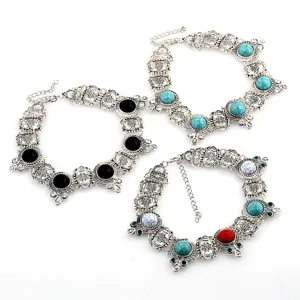 Detail van de vintage retro zilveren statement choker halsketting met kleurrijke turkoois stenen.