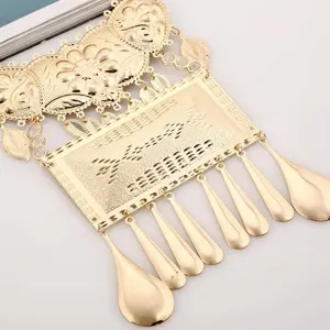 Collana con nappe in metallo dorato esagerata con ciondoli floreali e a goccia intagliati.