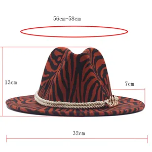 Vista dettagliata del cappello fedora jazz in feltro con stampa animalier e catena.