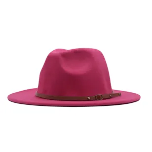Détail chapeau fedora en feutre rose, élégante lanière en cuir marron, style rétro chic.