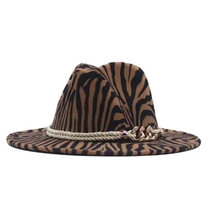 Cappello fedora in lana invernale, motivo zebrato chic, dettaglio catena metallo e tesa larga.