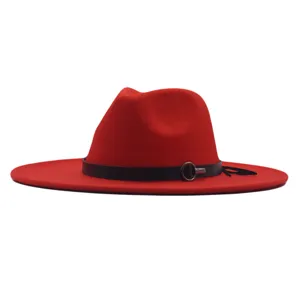 Roter Fedora Hut Detailansicht mit schwarzem Lederriemen und metallischem Ringverschluss.