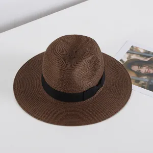 Vista detallada sombrero fedora de paja marrón, gorra de playa protección solar de verano con cinta.