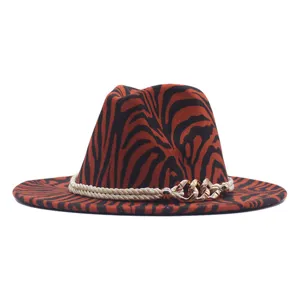 Vista dettagliata del cappello fedora in feltro di lana con stampa zebrata e catena.