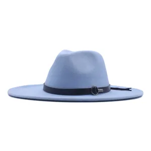 Hellblaue Woll-Fedora-Mütze mit schwarzem Ledergürtel und Metallring, schicke Wintermode.