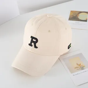 Berretto da baseball beige con ricamo R nero, cappellino casual elegante per sole.