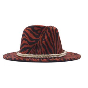 Cappello fedora in feltro autunno inverno con stampa zebrata, corda beige e catena in metallo.