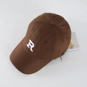 Berretto da baseball marrone in cotone con lettera R ricamata bianca per uomo e donna.