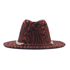 Primo piano del cappello fedora elegante autunno inverno con stampa animale e catena in metallo.