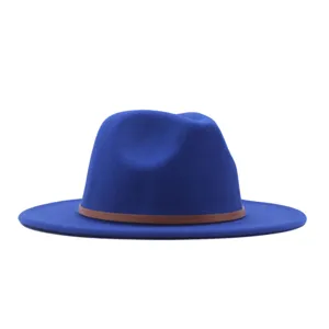 Détail de chapeau fedora en laine bleue avec élégante ceinture en cuir marron pour femmes.