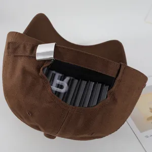 Cappellino da baseball marrone con fibbia in metallo e ricamo interno, cappello da sole.