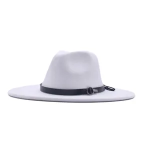Klassischer weißer Wollfilz Fedora Hut mit schwarzem Ledergürtel Detail stilvoll.