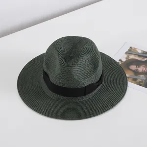 Sombrero fedora de paja verde oscuro con cinta negra para protección solar de verano, detalle.