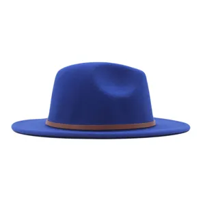 Détail de chapeau fedora en laine bleue, élégante lanière en cuir marron, style rétro classique.