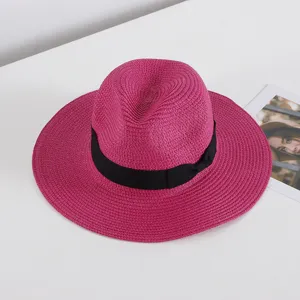 Sombrero de paja rosa para mujer verano playa vacaciones elegante fedora panama con cinta negra.