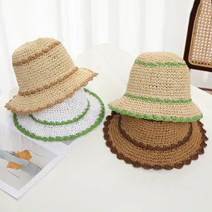 Detalle del sombrero de cubo de paja tejida, protección solar de verano y diseño de borde elegante.