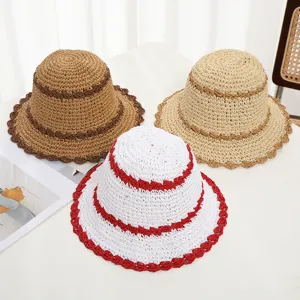 Vista detallada de sombreros de paja trenzada en múltiples combinaciones para el verano.