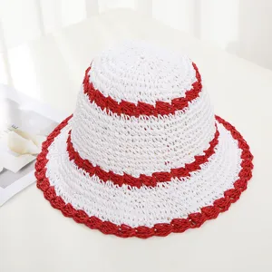 Sombrero de pescador de paja tejido en blanco y rojo, detalle de sombrero de verano.
