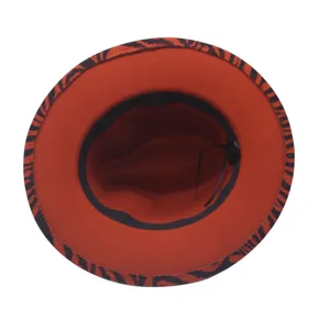 Vista di dettaglio del cappello Fedora rosso con stampa sul bordo nero e fascia interna.
