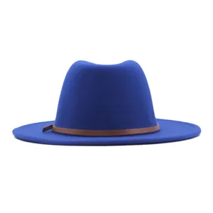 Gros plan du chapeau fedora en feutre de laine bleu avec détail de ceinture en cuir
