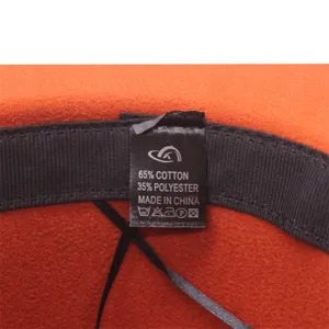 Vista dettagliata dell'etichetta interna del cappello fedora che mostra la composizione.