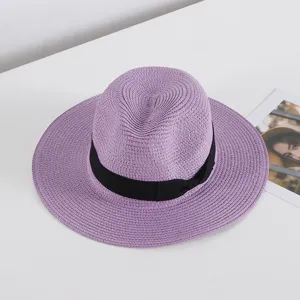 Sombrero fedora de paja morada con cinta negra detalle sombrero de sol verano primer plano