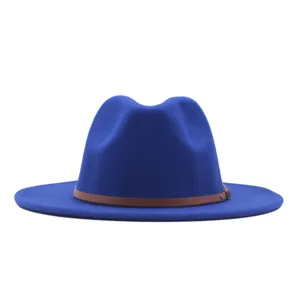 Détail en gros plan du chapeau fedora en feutre de laine bleu roi avec sa fine ceinture en cuir.