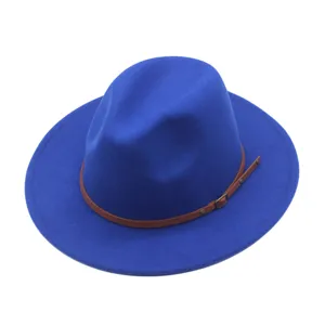 Gros plan détaillé du chapeau fedora en laine bleue avec ceinture en cuir marron et boucle.