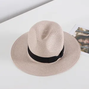 Sombrero de paja de verano para hombres y mujeres, diseño fedora clásico con cinta negra.