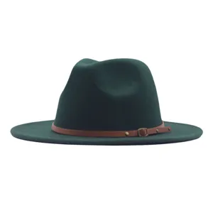 Chapeau fedora classique en feutre pour femme vert foncé avec ceinture en cuir marron.