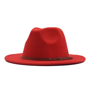 Chapeau fedora en feutre de laine rouge pour femmes avec lanière en cuir marron, style classique.