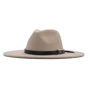 Klassischer Wollfedora-Hut für Damen und Herren, breite Krempe mit Lederband und Metallring.