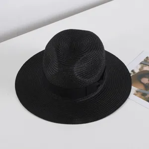 Vista detallada del sombrero de paja negro fedora sombrero de sol cinta negra verano.